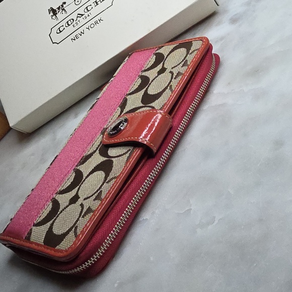 Coach signature canvas wallet with pink leather and a pink accent stripe - Picture 6 of 14
